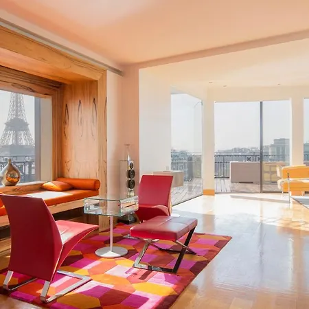 With Eiffel Tower View And Sauna アパート *